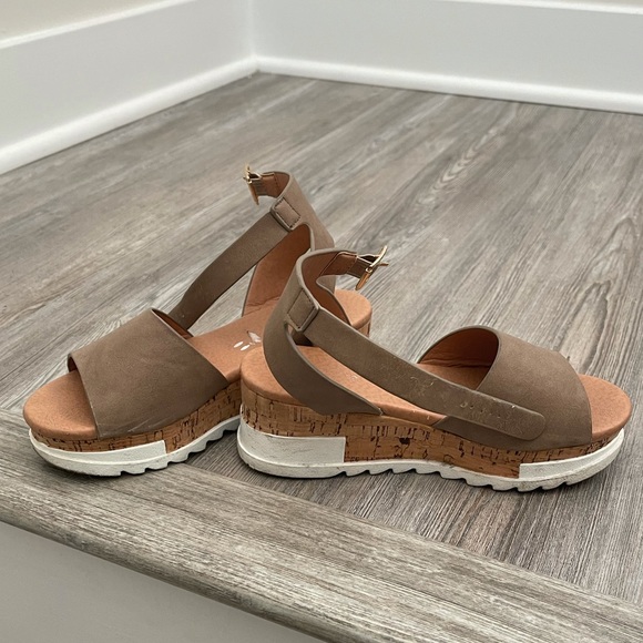 Little Girls Sandals - Picture 2 of 2